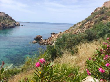 İspanya 'nın güneyindeki deniz kenarındaki dağlar güneşli bir günde