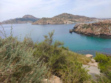 İspanya 'nın güneyindeki deniz kenarındaki dağlar güneşli bir günde