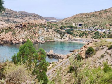 İspanya 'nın güneyindeki deniz kenarındaki dağlar güneşli bir günde