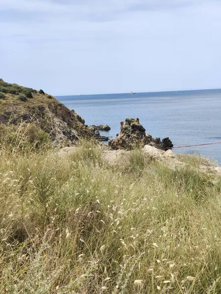 İspanya 'nın güneyindeki deniz kenarındaki dağlar güneşli bir günde