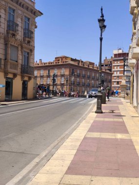 Murcia, İspanya-14 Haziran 2022 - Güneşli bir günde İspanya 'nın güneyindeki Murcia' nın başkentindeki sokaktaki insanlar. Güneşli bir günde şehrin yaşamını görebilirsin.