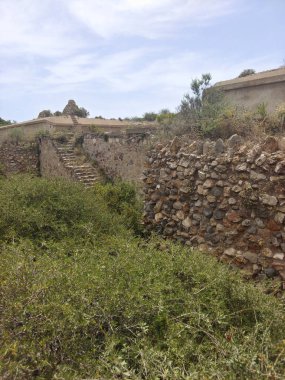 İspanya 'nın güneyindeki deniz kenarındaki dağlar güneşli bir günde