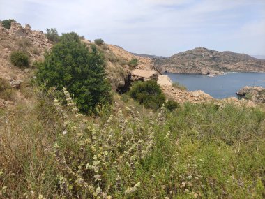 İspanya 'nın güneyindeki deniz kenarındaki dağlar güneşli bir günde