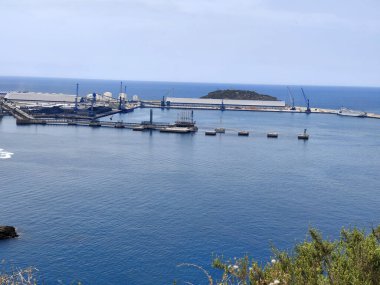 İspanya 'nın güneyindeki deniz kenarındaki dağlar güneşli bir günde