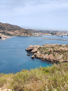 İspanya 'nın güneyindeki deniz kenarındaki dağlar güneşli bir günde
