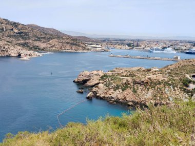 İspanya 'nın güneyindeki deniz kenarındaki dağlar güneşli bir günde