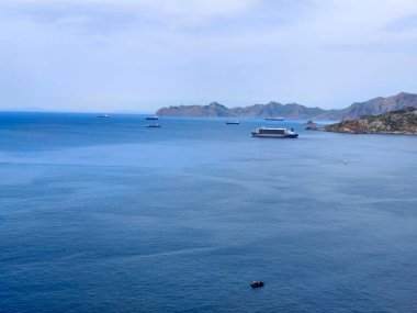 İspanya 'nın güneyindeki deniz kenarındaki dağlar güneşli bir günde