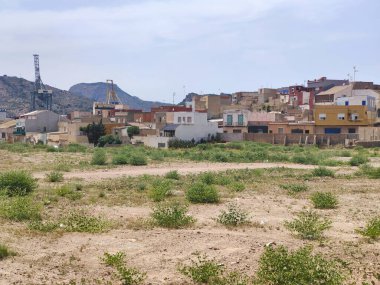 İspanya 'nın güneyindeki deniz kenarındaki dağlar güneşli bir günde