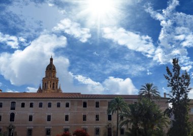 Güneşli bir günde çakırkeyif mimarisi olan Murcia caddesi.