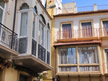 İspanya 'nın güneyinde balkon ve pencereli cephe