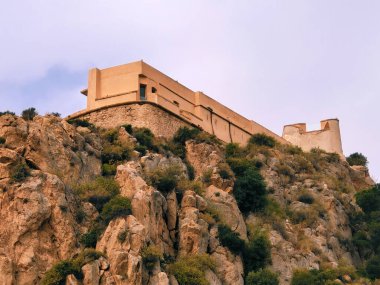 İspanya 'nın güneyinde deniz kıyısında istihkam