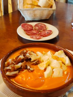 Salmorejo reçelli ve yumurta tabakta servis edilir.