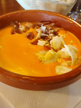 Tabakta servis edilen Spsnidh yemeği.