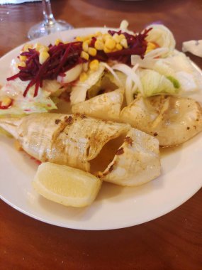 Tabakta servis edilen Spsnidh yemeği.