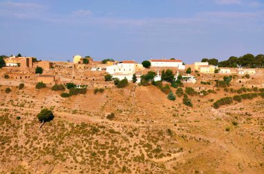 Güneşli bir günde İspanya 'nın güneyinde bir tepe