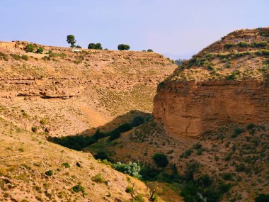 Güneşli bir günde İspanya 'nın güneyinde bir tepe