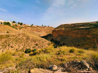 Güneşli bir günde İspanya 'nın güneyinde bir tepe