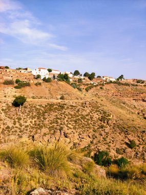 Güneşli bir günde İspanya 'nın güneyinde bir tepe