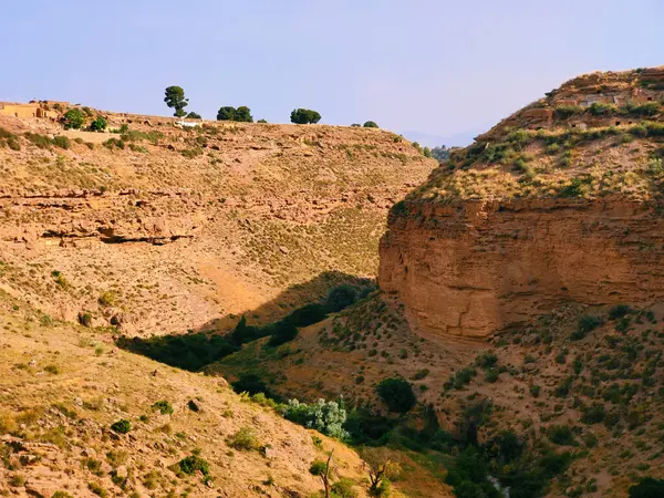 Güneşli bir günde İspanya 'nın güneyinde bir tepe