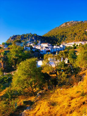 İspanya 'nın güneyindeki Grazalema' daki dağlar güneşli bir günde