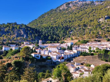 Güneşli bir günde İspanya 'nın güneyindeki Grazalema köyü