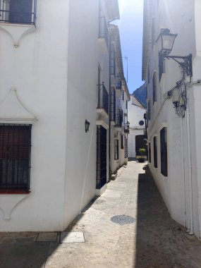 Güneşli bir günde İspanya 'nın güneyindeki Grazalema köyü