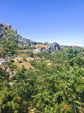İspanya 'nın güneyindeki Grazalema' daki dağlar güneşli bir günde