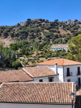 Güneşli bir günde İspanya 'nın güneyindeki Grazalema köyü
