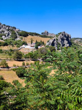 İspanya 'nın güneyindeki Grazalema' daki dağlar güneşli bir günde