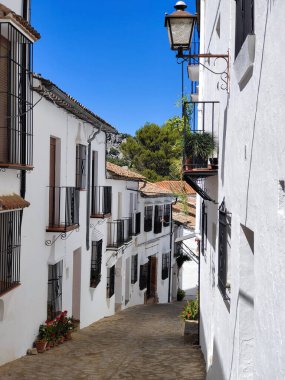 Güneşli bir günde İspanya 'nın güneyindeki Grazalema köyü