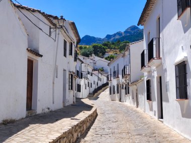 Güneşli bir günde İspanya 'nın güneyindeki Grazalema köyü