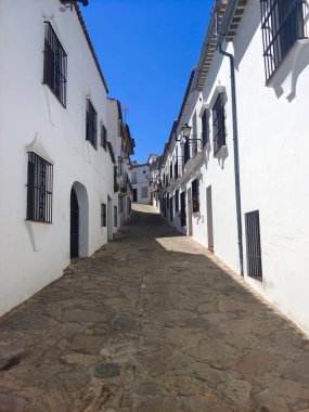 Güneşli bir günde İspanya 'nın güneyindeki Grazalema köyü