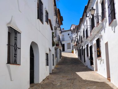 Güneşli bir günde İspanya 'nın güneyindeki Grazalema köyü