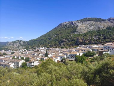 İspanya 'nın güneyindeki Grazalema' daki dağlar güneşli bir günde