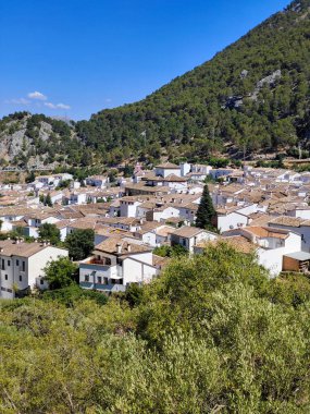 Güneşli bir günde İspanya 'nın güneyindeki Grazalema köyü