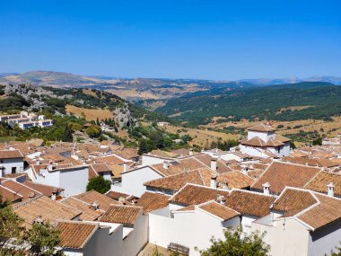 Güneşli bir günde İspanya 'nın güneyindeki Grazalema köyü