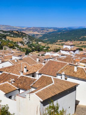 Güneşli bir günde İspanya 'nın güneyindeki Grazalema köyü