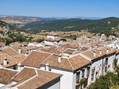 Güneşli bir günde İspanya 'nın güneyindeki Grazalema köyü
