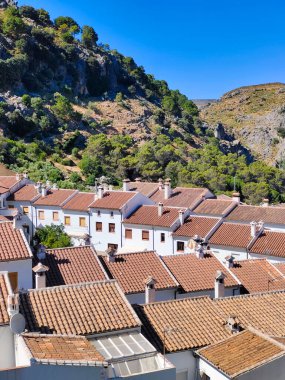 Güneşli bir günde İspanya 'nın güneyindeki Grazalema köyü