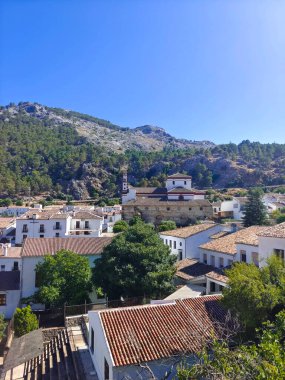Güneşli bir günde İspanya 'nın güneyindeki Grazalema köyü
