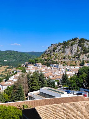 Güneşli bir günde İspanya 'nın güneyindeki Grazalema köyü