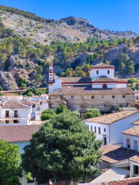 Güneşli bir günde İspanya 'nın güneyindeki Grazalema köyü