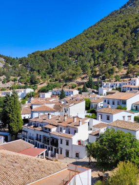 Güneşli bir günde İspanya 'nın güneyindeki Grazalema köyü