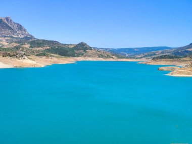 İspanya 'nın güneyinde Zahara de la Sierar Gölü güneşli bir günde