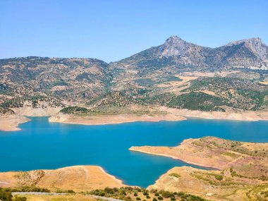 İspanya 'nın güneyinde Zahara de la Sierar Gölü güneşli bir günde