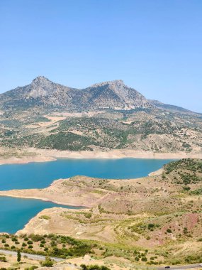 İspanya 'nın güneyinde Zahara de la Sierar Gölü güneşli bir günde