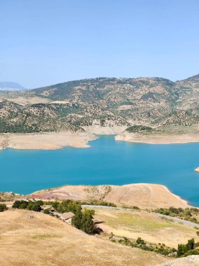 İspanya 'nın güneyinde Zahara de la Sierar Gölü güneşli bir günde