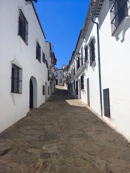 Güneşli bir günde İspanya 'nın güneyindeki Grazalema köyü