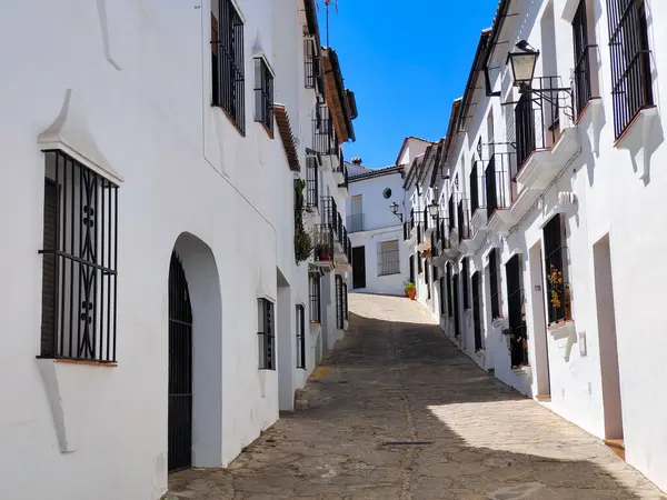 Güneşli bir günde İspanya 'nın güneyindeki Grazalema köyü