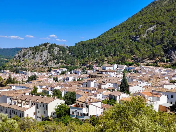 Güneşli bir günde İspanya 'nın güneyindeki Grazalema köyü